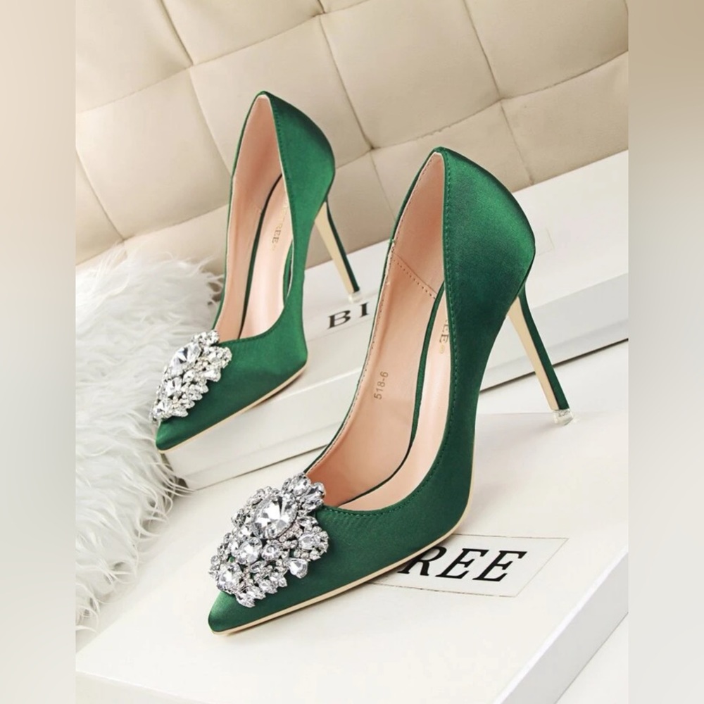 Green heels. Size 7.5, fits 8. Was only used once. Very good condition.